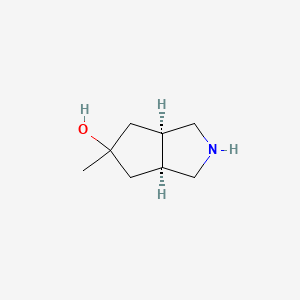 molecular formula C8H15NO B13002776 Rel-(3aR,5r,6aS)-5-methyloctahydrocyclopenta[c]pyrrol-5-ol 