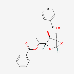 molecular formula C21H20O6 B13004138 [(1R,3R,4R,5R)-3-[(1R)-1-benzoyloxyethyl]-5-methyl-2,6-dioxabicyclo[3.1.0]hexan-4-yl] benzoate 