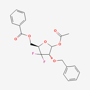 molecular formula C21H20F2O6 B13040457 ((2R,4S)-5-Acetoxy-4-(benzyloxy)-3,3-difluorotetrahydrofuran-2-YL)methyl benzoate 