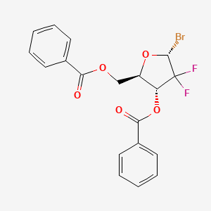 molecular formula C19H15BrF2O5 B13045623 ((2R,3R,5R)-3-(Benzoyloxy)-5-bromo-4,4-difluorotetrahydrofuran-2-YL)methyl benzoate 