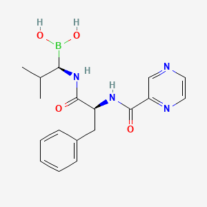 molecular formula C18H23BN4O4 B13062630 ((R)-2-Methyl-1-((S)-3-phenyl-2-(pyrazine-2-carboxamido)propanamido)propyl)boronic acid 