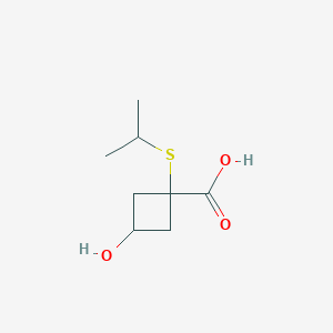 3-Hydroxy-1-(propan-2-ylsulfanyl)cyclobutane-1-carboxylic acid