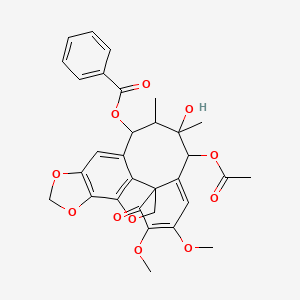 molecular formula C31H30O11 B13074517 (15-Acetyloxy-14-hydroxy-18,19-dimethoxy-13,14-dimethyl-20-oxo-3,6,8-trioxapentacyclo[9.9.1.01,16.04,21.05,9]henicosa-4(21),5(9),10,16,18-pentaen-12-yl) benzoate 