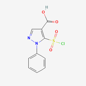 molecular formula C10H7ClN2O4S B13080873 5-(Chlorosulfonyl)-1-phenyl-1H-pyrazole-4-carboxylic acid 