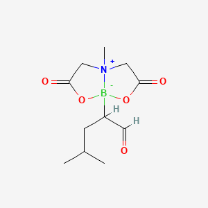 4-Methyl-8-(4-methyl-1-oxopentan-2-yl)-2,6-dioxohexahydro-[1,3,2]oxazaborolo[2,3-b][1,3,2]oxazaborol-4-ium-8-uide