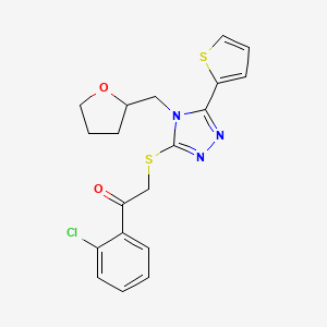 1-(2-Chlorophenyl)-2-((4-((tetrahydrofuran-2-yl)methyl)-5-(thiophen-2-yl)-4H-1,2,4-triazol-3-yl)thio)ethan-1-one