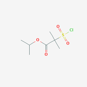 molecular formula C7H13ClO4S B13159488 Propan-2-yl 2-(chlorosulfonyl)-2-methylpropanoate 