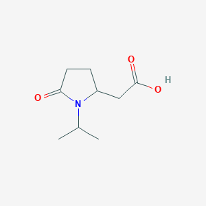 molecular formula C9H15NO3 B13171801 2-[5-Oxo-1-(propan-2-yl)pyrrolidin-2-yl]acetic acid 