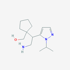 molecular formula C14H25N3O B13189422 (1-{2-amino-1-[1-(propan-2-yl)-1H-pyrazol-5-yl]ethyl}cyclopentyl)methanol 