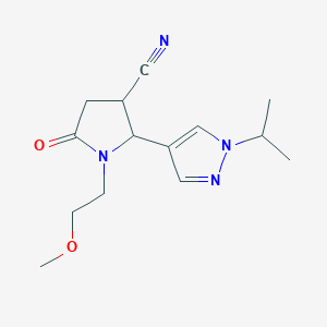 1-(2-Methoxyethyl)-5-oxo-2-[1-(propan-2-yl)-1H-pyrazol-4-yl]pyrrolidine-3-carbonitrile