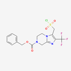 molecular formula C16H15ClF3N3O4S B13211165 Benzyl 3-[(chlorosulfonyl)methyl]-2-(trifluoromethyl)-5H,6H,7H,8H-imidazo[1,2-a]pyrazine-7-carboxylate 