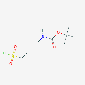 molecular formula C10H18ClNO4S B13213152 tert-Butyl N-{3-[(chlorosulfonyl)methyl]cyclobutyl}carbamate 