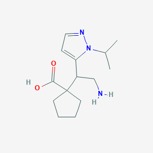 molecular formula C14H23N3O2 B13215323 1-{2-amino-1-[1-(propan-2-yl)-1H-pyrazol-5-yl]ethyl}cyclopentane-1-carboxylic acid 