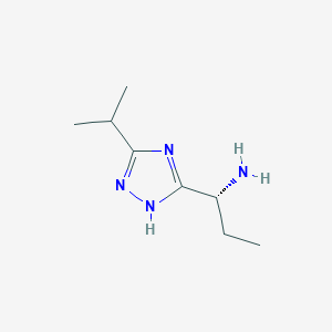 (1R)-1-[5-(Propan-2-yl)-1H-1,2,4-triazol-3-yl]propan-1-amine