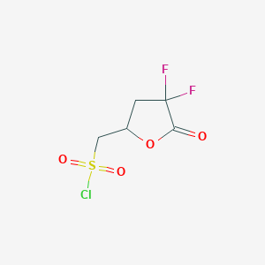 molecular formula C5H5ClF2O4S B13235672 (4,4-Difluoro-5-oxooxolan-2-yl)methanesulfonyl chloride 