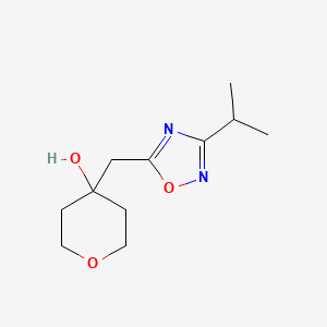 4-{[3-(Propan-2-yl)-1,2,4-oxadiazol-5-yl]methyl}oxan-4-ol