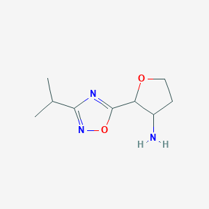 molecular formula C9H15N3O2 B13242998 2-[3-(Propan-2-yl)-1,2,4-oxadiazol-5-yl]oxolan-3-amine 