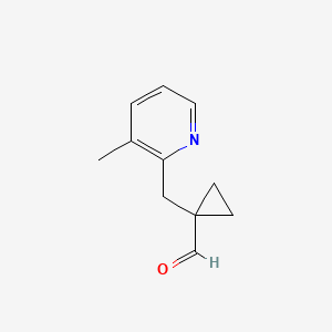 molecular formula C11H13NO B13246431 1-[(3-Methylpyridin-2-yl)methyl]cyclopropane-1-carbaldehyde 