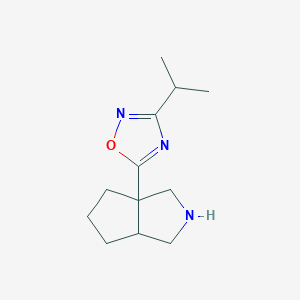 molecular formula C12H19N3O B13249821 5-{Octahydrocyclopenta[c]pyrrol-3a-yl}-3-(propan-2-yl)-1,2,4-oxadiazole 