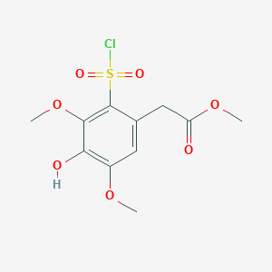 molecular formula C11H13ClO7S B13253748 Methyl 2-[2-(chlorosulfonyl)-4-hydroxy-3,5-dimethoxyphenyl]acetate 