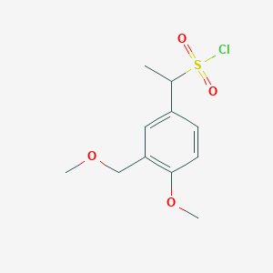 molecular formula C11H15ClO4S B13272407 1-[4-Methoxy-3-(methoxymethyl)phenyl]ethane-1-sulfonyl chloride 