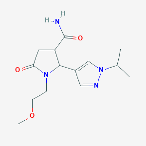 1-(2-Methoxyethyl)-5-oxo-2-[1-(propan-2-yl)-1H-pyrazol-4-yl]pyrrolidine-3-carboxamide