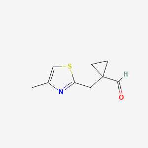 molecular formula C9H11NOS B13274143 1-[(4-Methyl-1,3-thiazol-2-yl)methyl]cyclopropane-1-carbaldehyde 