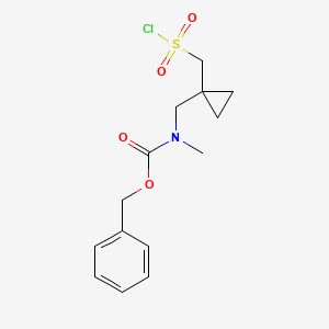 molecular formula C14H18ClNO4S B13280638 Benzyl N-({1-[(chlorosulfonyl)methyl]cyclopropyl}methyl)-N-methylcarbamate 