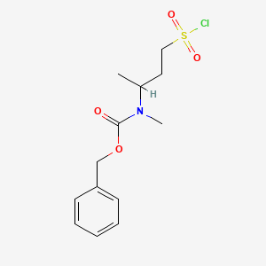 molecular formula C13H18ClNO4S B13285426 Benzyl N-[4-(chlorosulfonyl)butan-2-yl]-N-methylcarbamate 