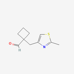 molecular formula C10H13NOS B13300607 1-[(2-Methyl-1,3-thiazol-4-yl)methyl]cyclobutane-1-carbaldehyde 