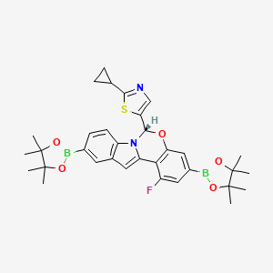 molecular formula C33H37B2FN2O5S B13307449 (9S)-9-(2-Cyclopropyl-1,3-thiazol-5-yl)-3-fluoro-5,14-bis(tetramethyl-1,3,2-dioxaborolan-2-yl)-8-oxa-10-azatetracyclo[8.7.0.02,.011,1]heptadeca-1(17),2(7),3,5,11,13,15-heptaene 