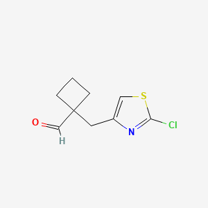 molecular formula C9H10ClNOS B13310550 1-[(2-Chloro-1,3-thiazol-4-yl)methyl]cyclobutane-1-carbaldehyde 