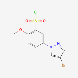 molecular formula C10H8BrClN2O3S B13313850 5-(4-bromo-1H-pyrazol-1-yl)-2-methoxybenzene-1-sulfonyl chloride 