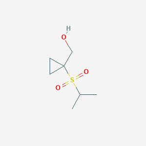 molecular formula C7H14O3S B13319111 (1-(Isopropylsulfonyl)cyclopropyl)methanol 