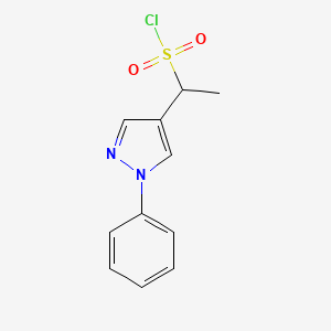 molecular formula C11H11ClN2O2S B13319215 1-(1-Phenyl-1H-pyrazol-4-yl)ethane-1-sulfonyl chloride 