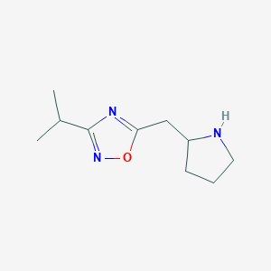 molecular formula C10H17N3O B13320118 3-Isopropyl-5-(pyrrolidin-2-ylmethyl)-1,2,4-oxadiazole 