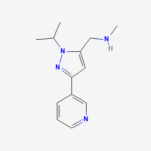 molecular formula C13H18N4 B13321812 1-(1-isopropyl-3-(pyridin-3-yl)-1H-pyrazol-5-yl)-N-methylmethanamine 