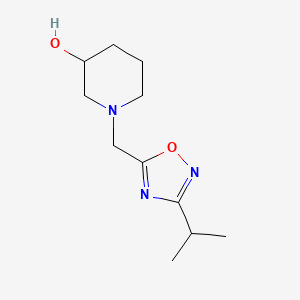 molecular formula C11H19N3O2 B13331378 1-((3-Isopropyl-1,2,4-oxadiazol-5-yl)methyl)piperidin-3-ol 