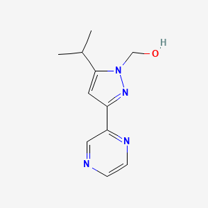 molecular formula C11H14N4O B13345292 (5-isopropyl-3-(pyrazin-2-yl)-1H-pyrazol-1-yl)methanol 