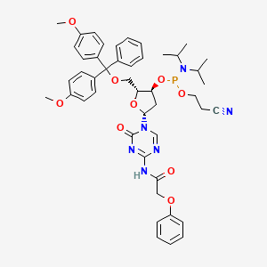 molecular formula C46H53N6O9P B13409505 N-[5-[(2R,4S,5R)-5-[[bis(4-methoxyphenyl)-phenylmethoxy]methyl]-4-[2-cyanoethoxy-[di(propan-2-yl)amino]phosphanyl]oxyoxolan-2-yl]-4-oxo-1,3,5-triazin-2-yl]-2-phenoxyacetamide 