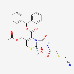 molecular formula C28H27N3O7S2 B13420776 (6R-cis)-3-[(Acetyloxy)methyl]-7-[[[(cyanomethyl)thio]acetyl]amino]-7-methoxy-8-oxo-5-thia-1-azabicyclo[4.2.0]oct-2-ene-2-carboxylic Acid Diphenylmethyl Ester 