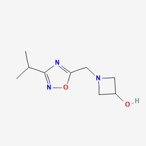 molecular formula C9H15N3O2 B13437140 1-((3-Isopropyl-1,2,4-oxadiazol-5-yl)methyl)azetidin-3-ol 