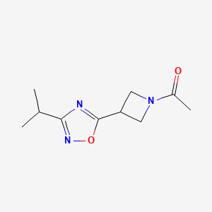 1-(3-(3-Isopropyl-1,2,4-oxadiazol-5-yl)azetidin-1-yl)ethanone