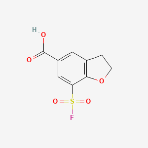 molecular formula C9H7FO5S B13470372 7-(Fluorosulfonyl)-2,3-dihydro-1-benzofuran-5-carboxylicacid 