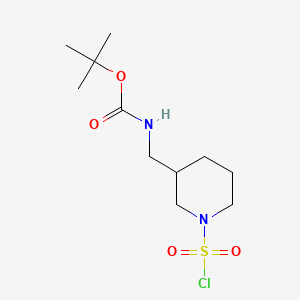 molecular formula C11H21ClN2O4S B13501110 tert-butyl N-{[1-(chlorosulfonyl)piperidin-3-yl]methyl}carbamate 