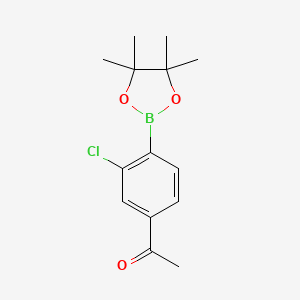 1-[3-Chloro-4-(tetramethyl-1,3,2-dioxaborolan-2-yl)phenyl]ethan-1-one