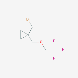 molecular formula C7H10BrF3O B13524797 1-(Bromomethyl)-1-((2,2,2-trifluoroethoxy)methyl)cyclopropane 