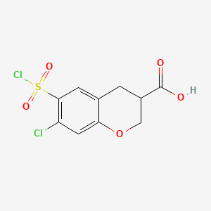 molecular formula C10H8Cl2O5S B13527417 7-Chloro-6-(chlorosulfonyl)chromane-3-carboxylic acid 