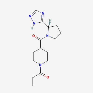 (S)-1-(4-(2-(1H-1,2,4-Triazol-3-yl)pyrrolidine-1-carbonyl)piperidin-1-yl)prop-2-en-1-one