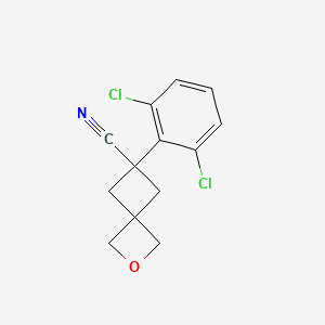 molecular formula C13H11Cl2NO B13556056 6-(2,6-Dichlorophenyl)-2-oxaspiro[3.3]heptane-6-carbonitrile 